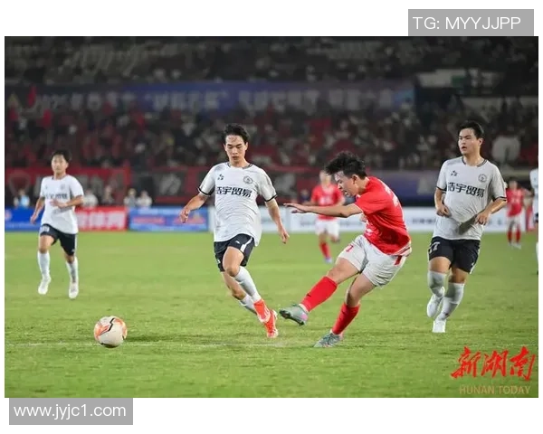 足球巨星手持相机定格赛场内外最真实动人瞬间